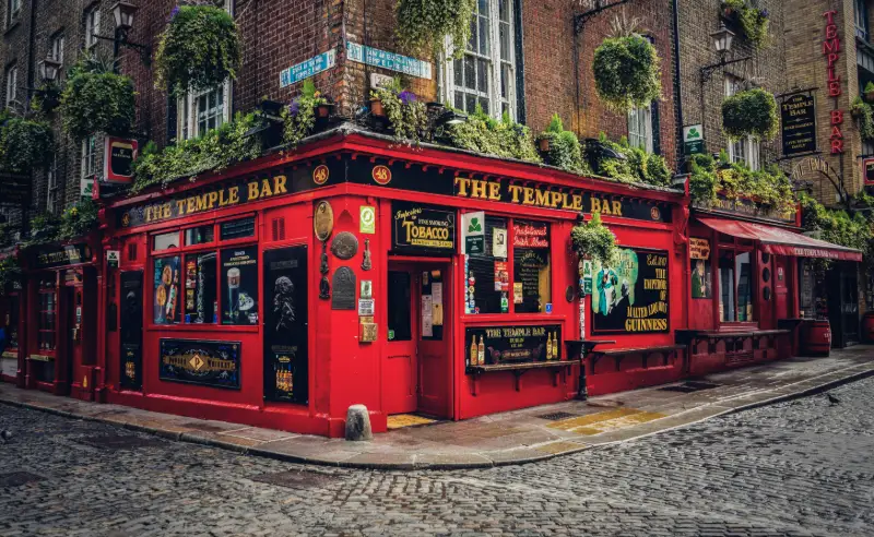 Klassiska puben The Temple Bar i Dublin på charmig kullerstensgata