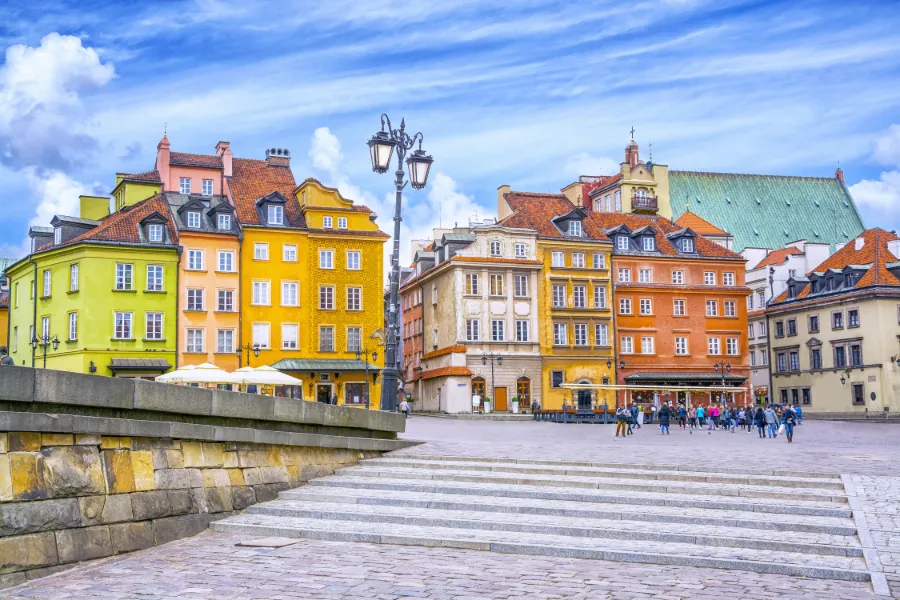 Färgglada hus på ett torg i Warszawa