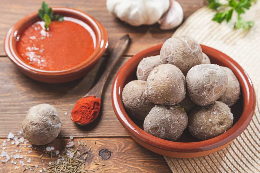 Papas arrugadas med mojo på Kanarieöarna – traditionell potatisrätt med stark sås