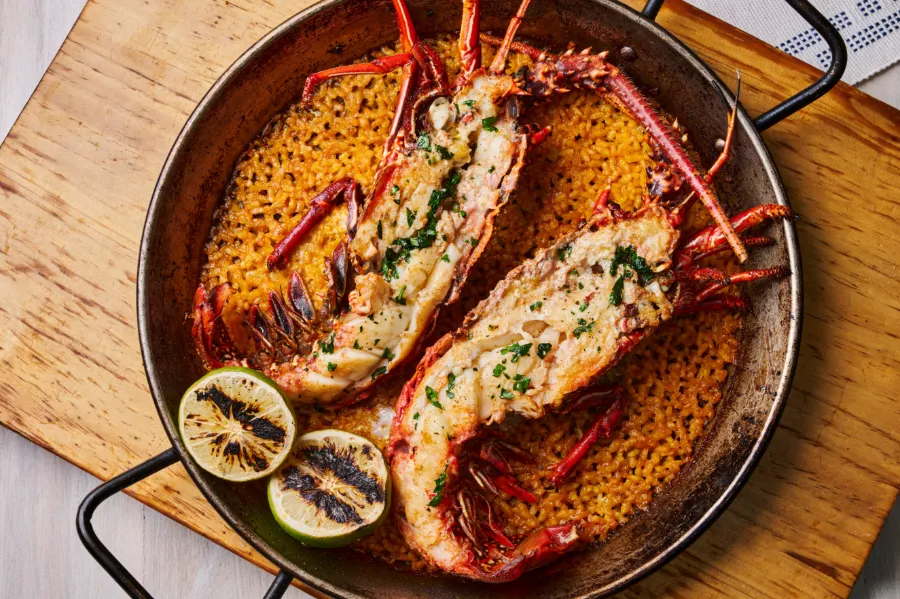 Grillad hummer på Galápagosöarna serverad med lime och lokala tillbehör