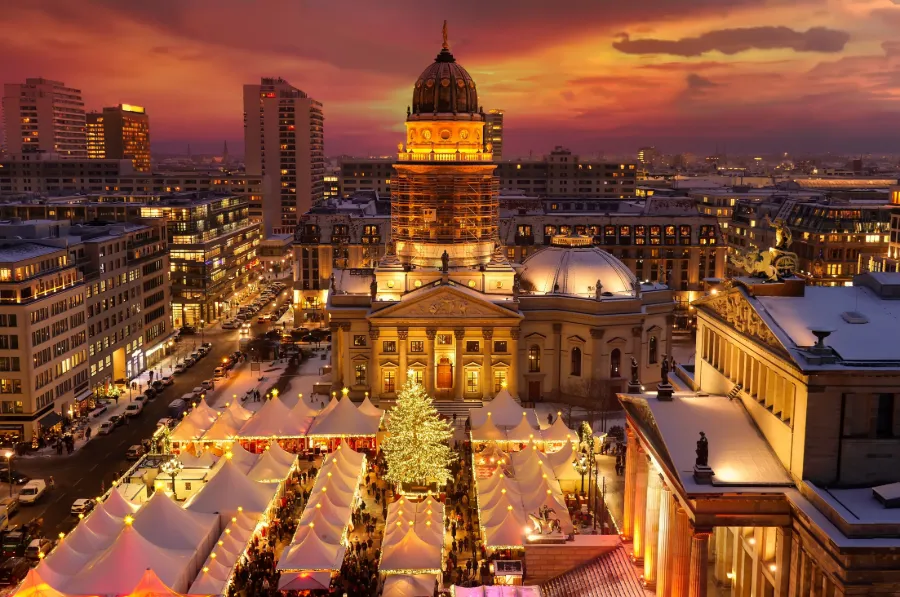 Julmarknad i Berlin med upplysta stånd på Gendarmenmarkt