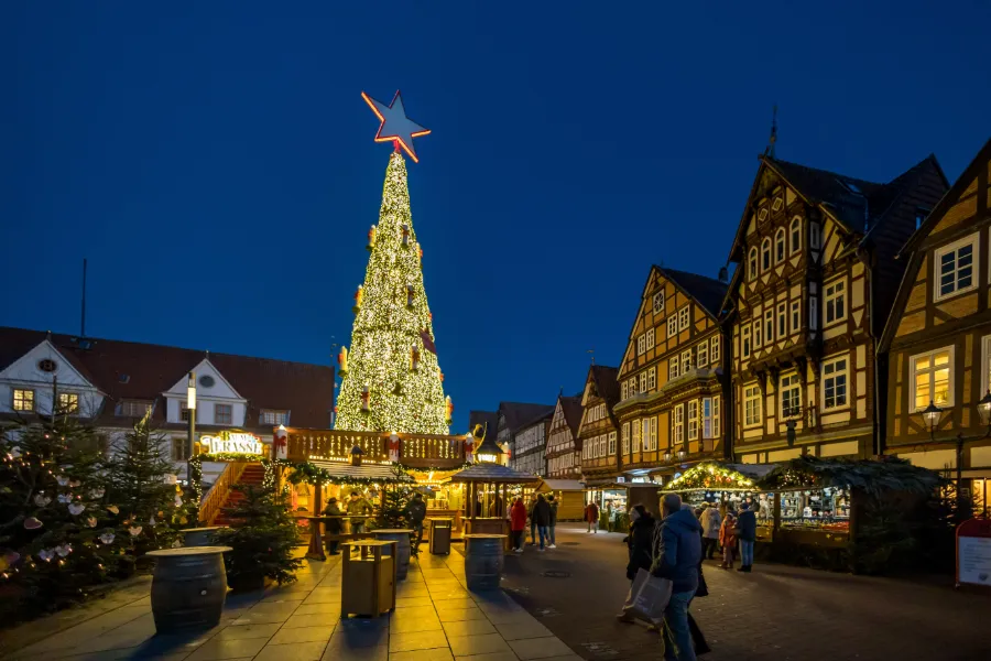 Julmarknad i Celle med korsvirkeshus och julbelysning i historisk miljö