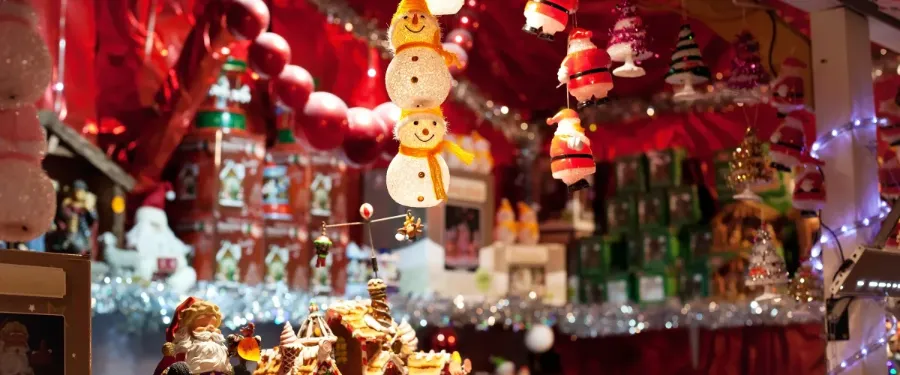 Julpynt och hantverk på Astrid Lindgrens Näs julmarknad i Vimmerby