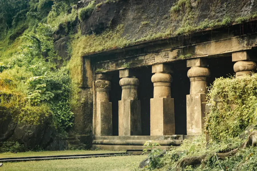 Stenpelare vid Elefantgrottorna på Elephanta Island i Indien