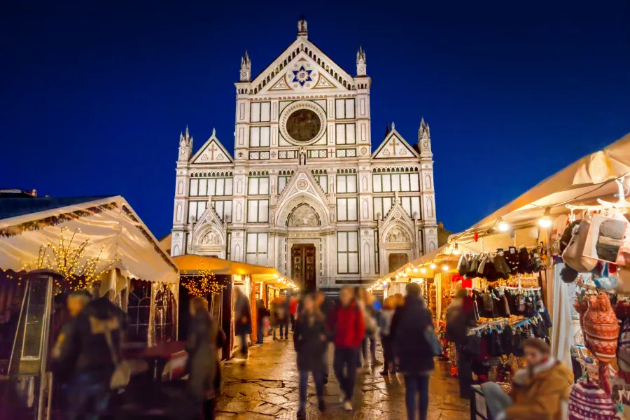 Julmarknad i Florens med julbelysning och marknadsstånd på Piazza Santa Croce