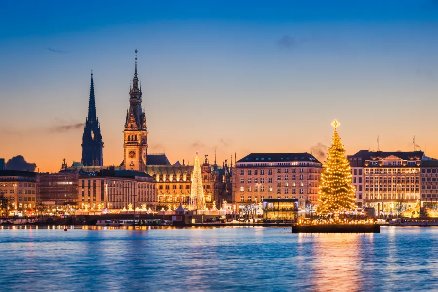 Julmarknad på Rathausmarkt i Hamburg framför det upplysta stadshuset