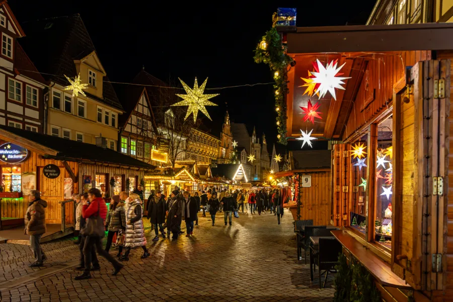 Julstämning i Hameln bland korsvirkeshus och traditionella julstånd