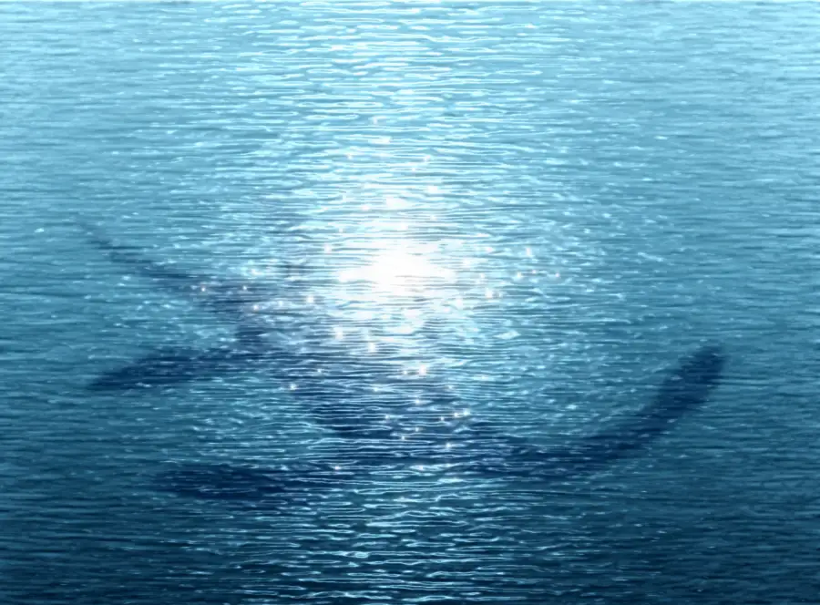 Mörk silhuett i vattnet som symboliserar Loch Ness-odjuret i Skottland