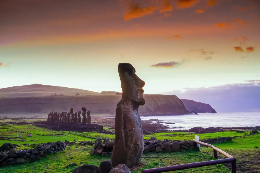 Moai-statyer på Påskön med havsutsikt i Chile