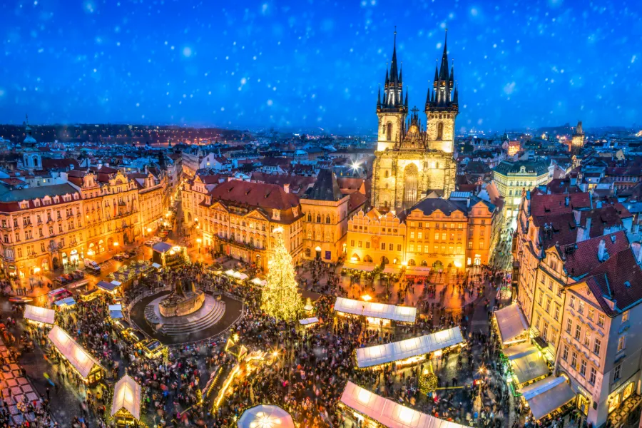Julmarknad i Prag på Gamla stans torg med upplyst julgran