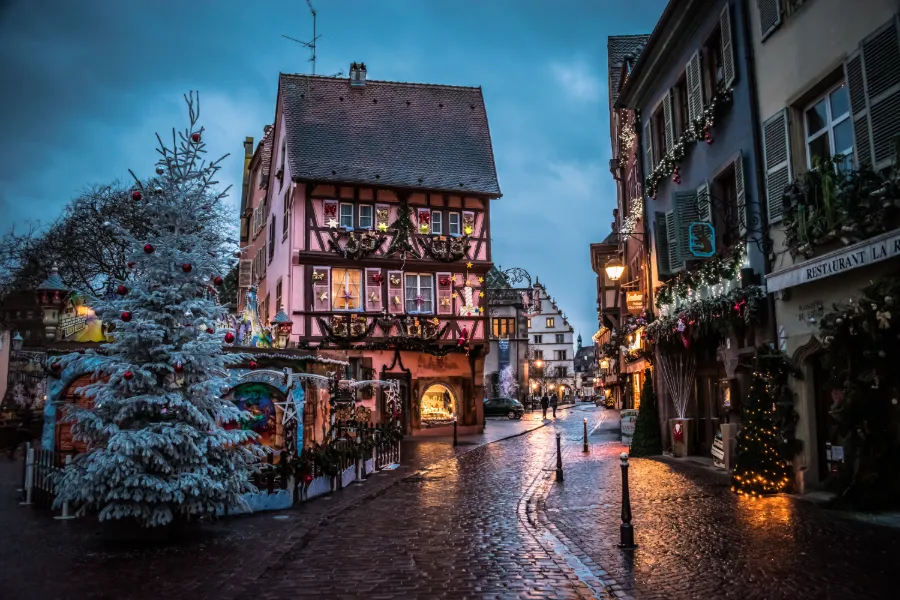 Julstämning på Strasbourgs historiska julmarknad i Frankrike
