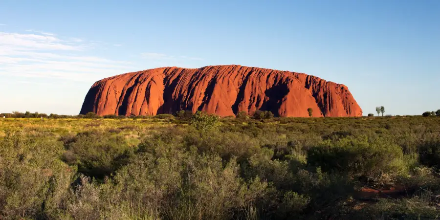 Den röda klippformationen Uluru i Australiens ökenlandskap