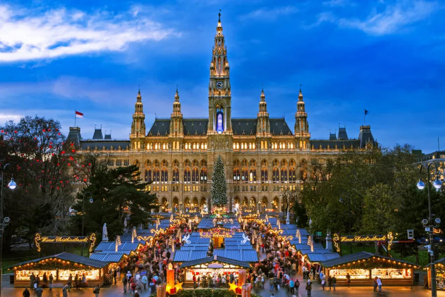 Julbelysning och marknadsstånd på julmarknaden i Wien