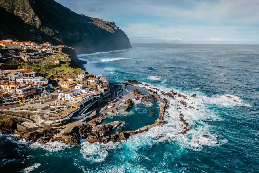 Vågor och klippor vid Madeira