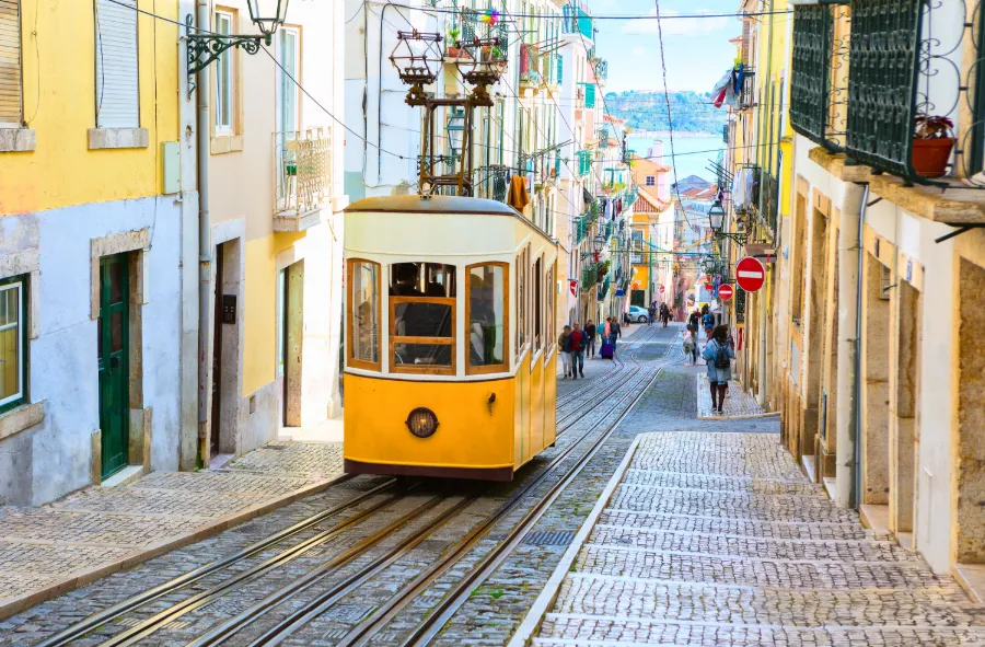 Gul spårvagn i Lissabon