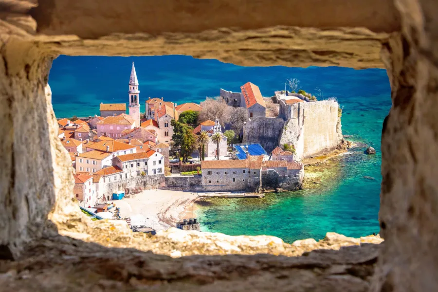 Utsikt över en kuststad i Balkan