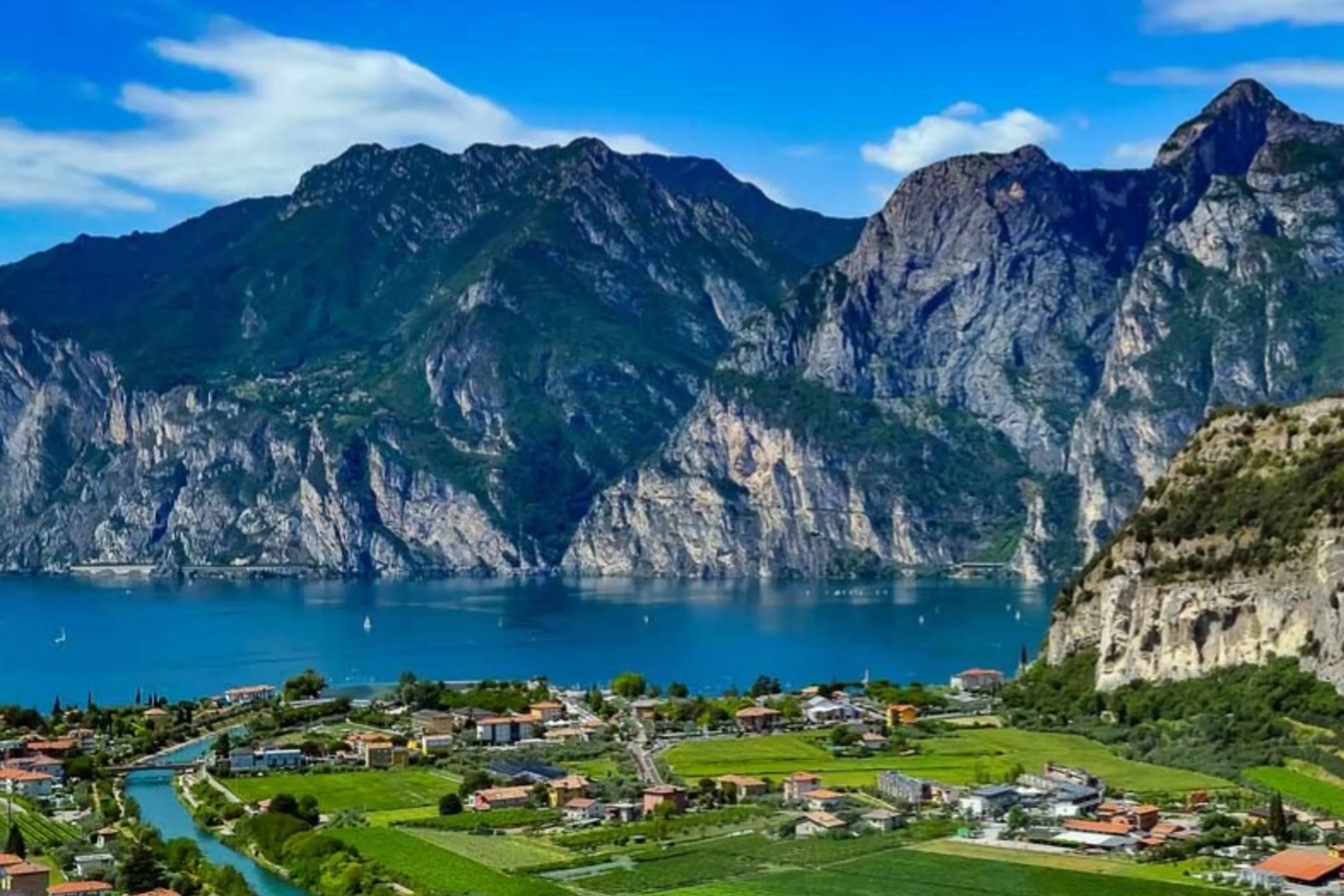 Brosteinsgater og små torg i Riva del Garda